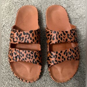 Freedom Moses Leopard Slides 8/9